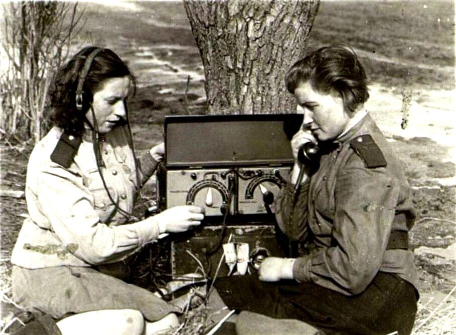 Ефрейтор роты связи 457-го СП 129-й СД Ольга Васильевна Ефименко (слева), награжденная медалью "За отвагу". Фото типографии 1-го белорусского фронта Источник topwar.ru