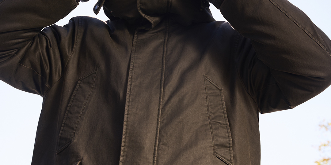 Идеальная формула тепла для морозных дней — удлинённая парка с капюшоном, чтобы защитить от ветра и холода.