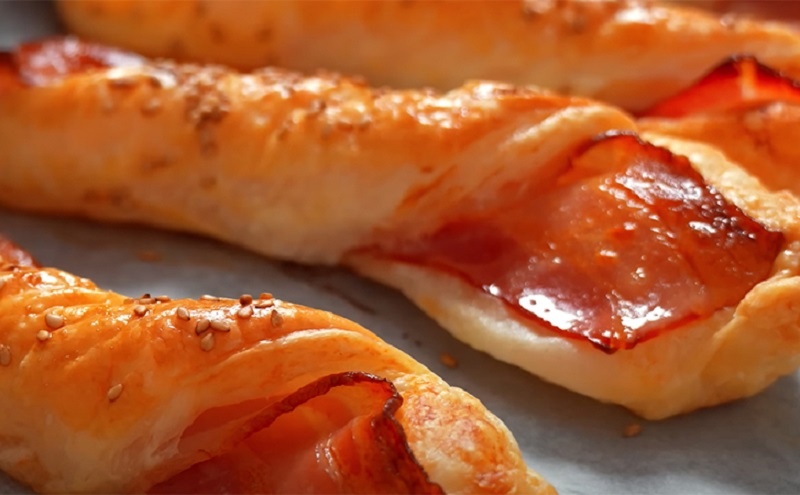 Слойки с беконом на скорую руку: раннее утро с ароматом уюта