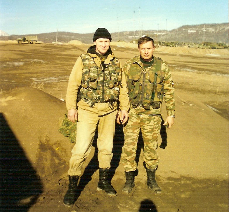 Владимир Олегович Сидельников (слева). Чечня