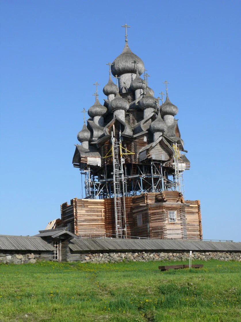    Этапы реставрации Преображенской церкви. Фото: архив музея-заповедника «Кижи»