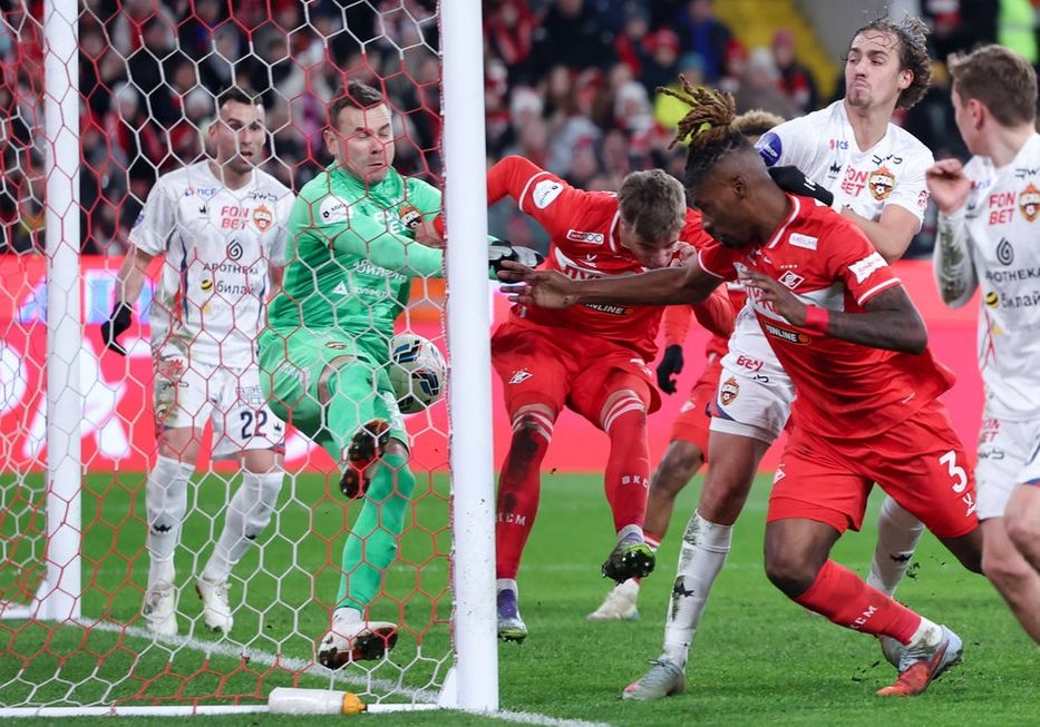 Единственный мяч в дерби был забит практически прямым ударом с углового. Фото: соцсети