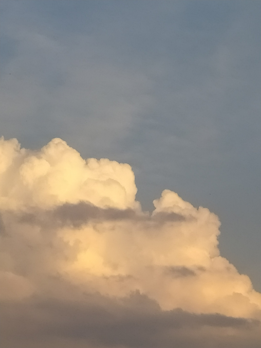 Как хорошо подняться в облака, подняться в облака, подняться в облака! Если смотреть на жизнь издалека, свысока - всё проще пустяка!