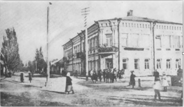 Дом в Гомеле, в котором проживала семья Выгодских с 1897 по 1925 гг. (до переезда в Москву). В настоящее время в этом доме располагается Гомельская областная филармония (ул. Советская, 2)