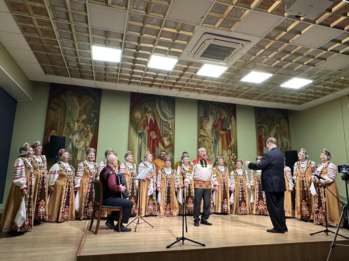 Народный самодеятельный коллектив тульский хор русской песни Весновей на сцене тульской областной научной библиотеки 21 ноября 2025 года