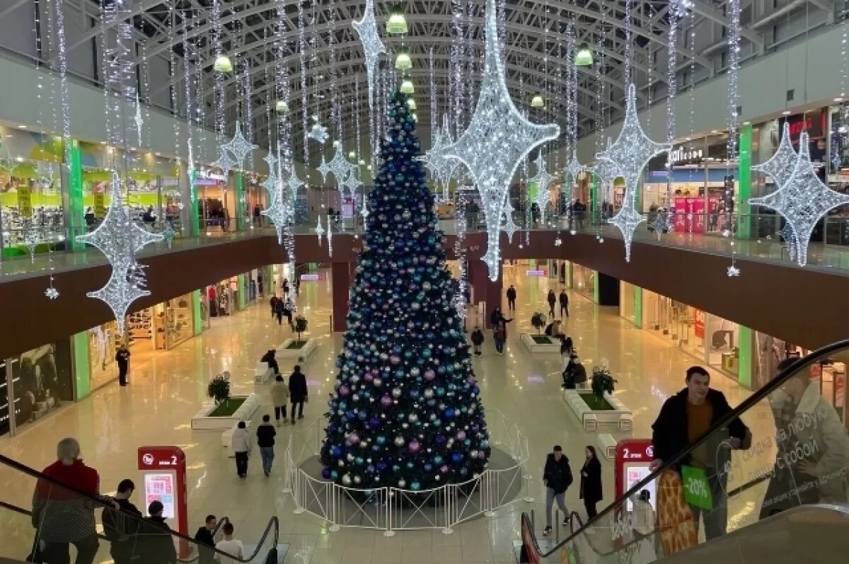    Саратовцев удивили украшенные к Новому году ёлки без снега в ноябре