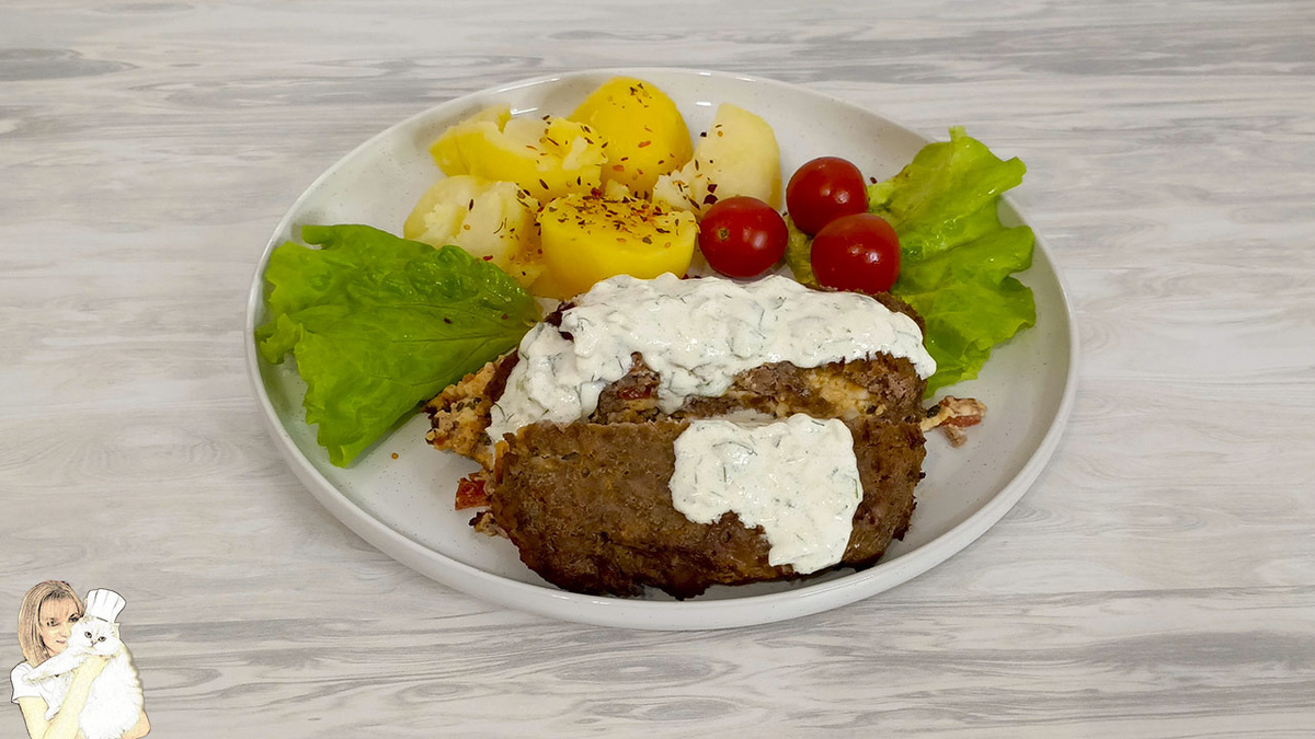 Ингредиенты:
растительное масло: 30 мл.
фарш свинина + говядина: 1 кг.
черный перец: 4 г.
соль: 10 г.
сладкая паприка: 10 г.
яйца: 3 шт.
 Начинка:
сыр моцарелла: 200 г.
яйца вареные: 2 шт.
помидоры: 3 шт.
зеленый лук: 40 г.
чеснок: 10 г.
майонез: 100 г.
соль: 10 г.
черный перец: 5 г.
 Соус:
сливочное масло: 40 г
лук: 1 шт.
чеснок: 10 г.
соль: 10 г.
черный перец: 4 г.
кулинарные сливки: 300 г.
петрушка: 20 г.

 Приготовление: