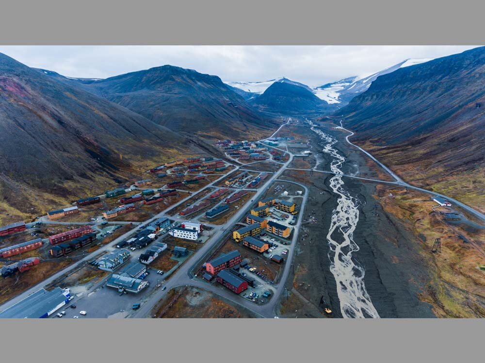 Население Шпицбергена составляет около трёх тысяч человек.