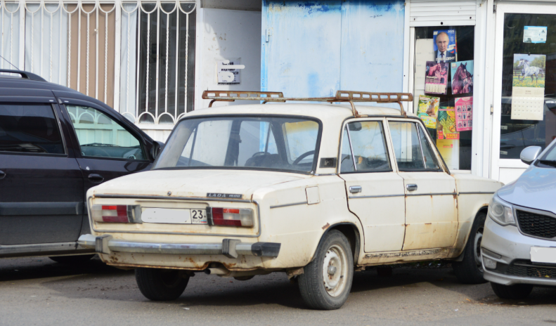 Фото автора. 22.11.2025. "Жигули" не первой свежести, бежевого цвета.