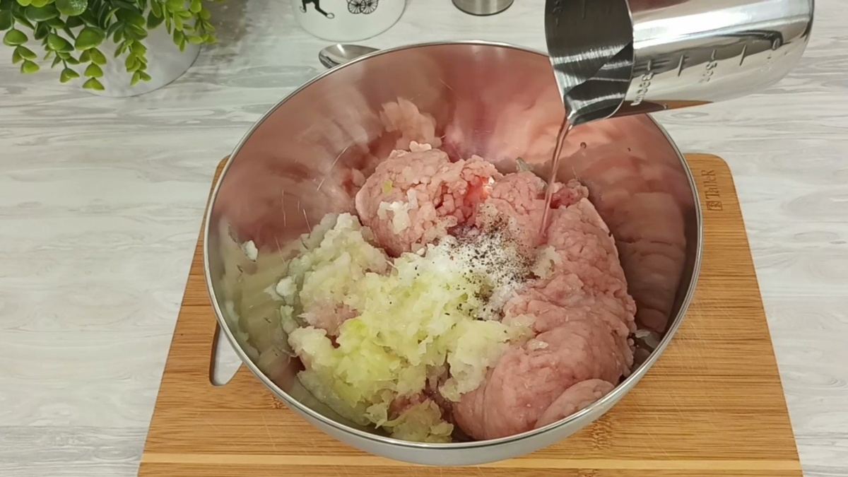 Для начинки.
1. Перекрутите килограмм куриного фарша и лука в мясорубке.
   Добавить соль, перец и немного воды. Хорошо перемешайте.