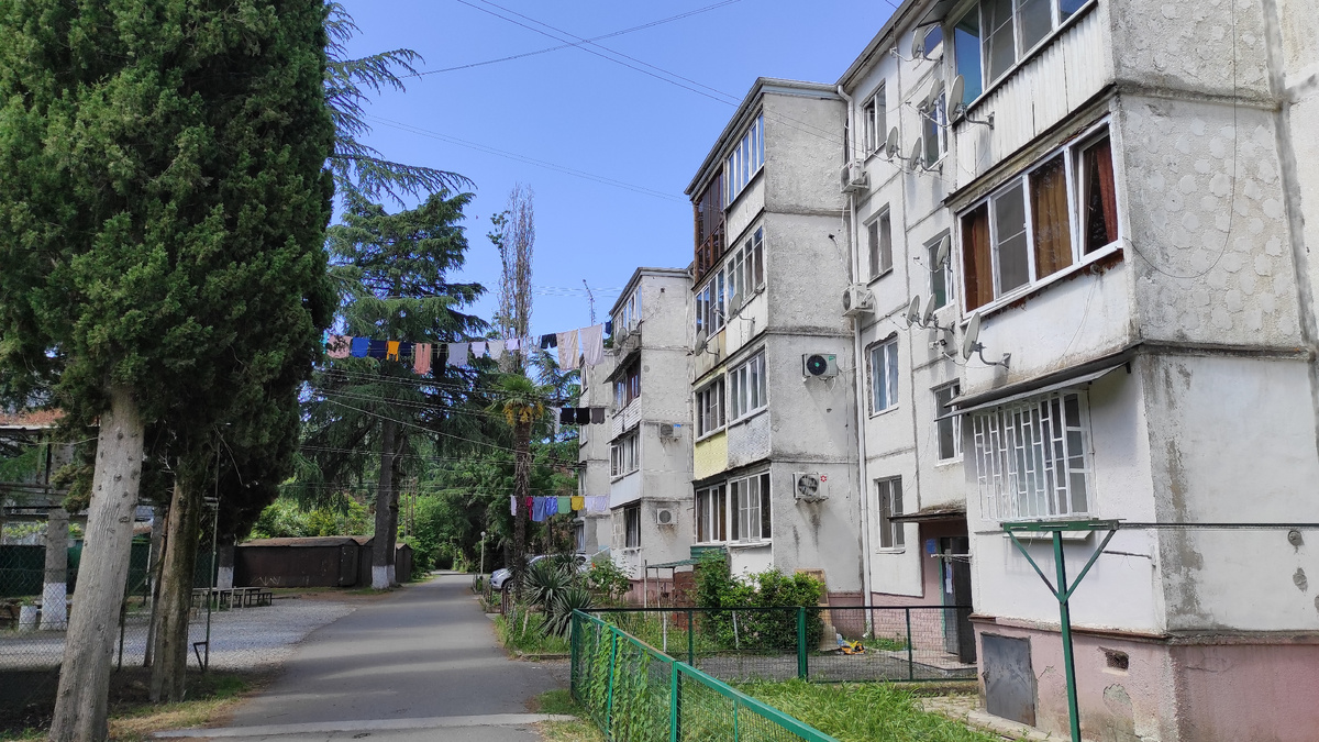 Наверняка многие квартиры в этом доме в Пицунде сдают на лето. Фото: Кирилл Полиенко/Polienko: путешествуем вдвоём