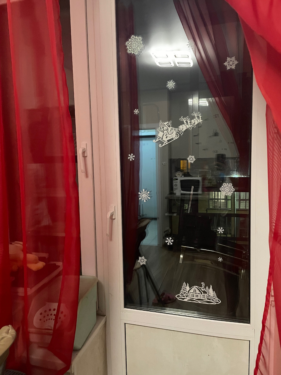 На кухне стекло украсили