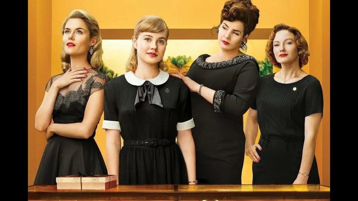 Слева направо: Фэй, Лиза, Магда и Патти. Кадр из экранизации 2018 года. Фильм называется "Женщины в черном" (Ladies in black)