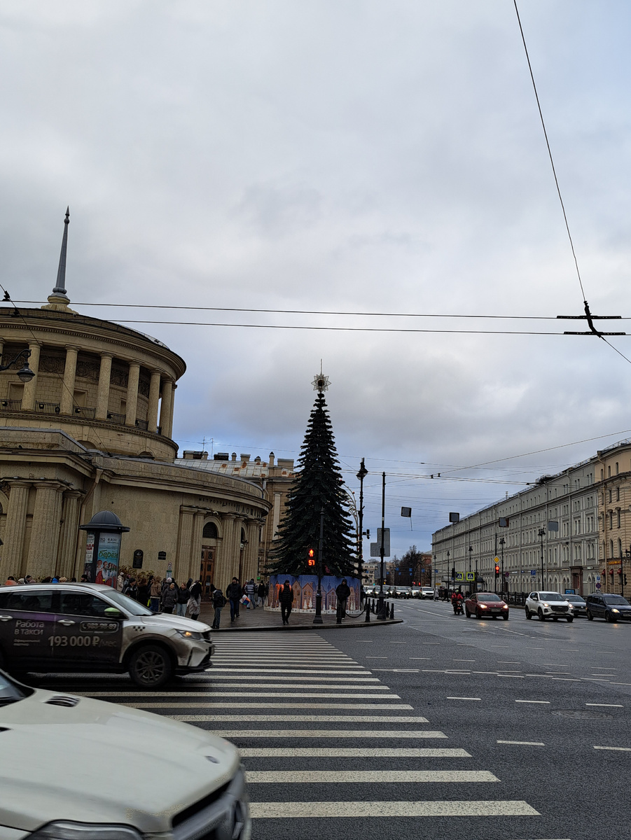 Ёлка у метро "Площадь Восстания"