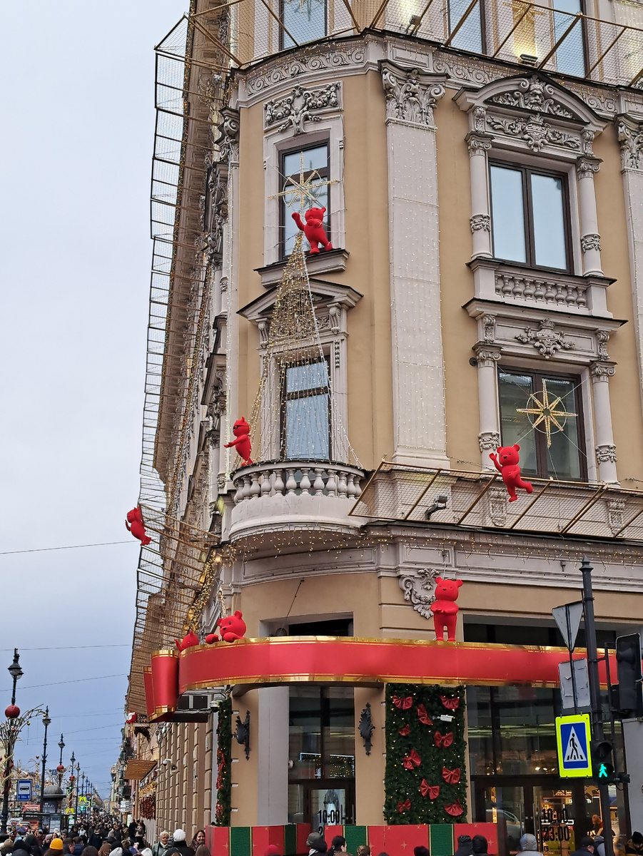 Невский проспект начали украшать)