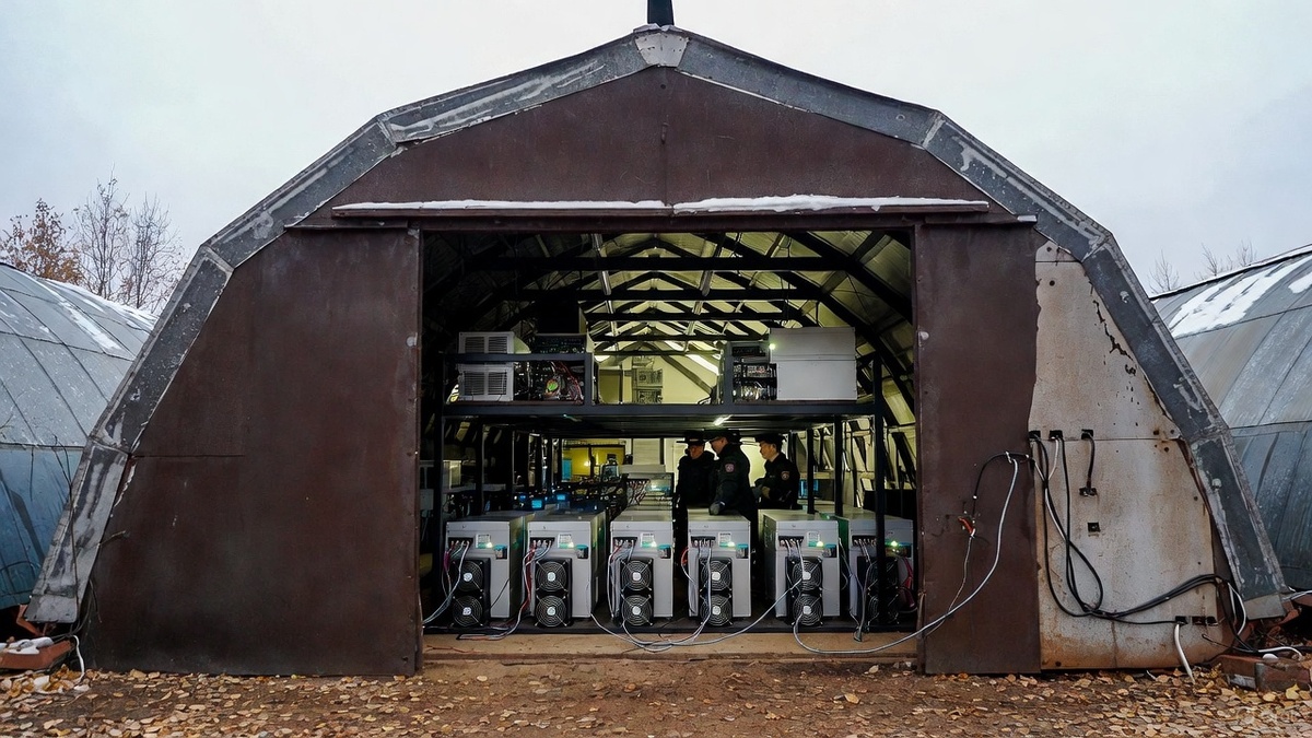 Нелегальная майнинг-ферма. (ИИ)