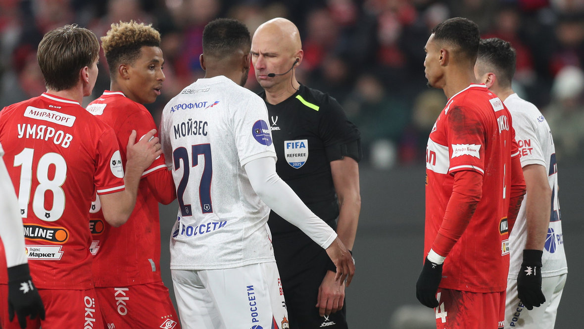    Судья Сергей Карасев в окружении игроков «Спартака» и ЦСКА.Дарья Исаева