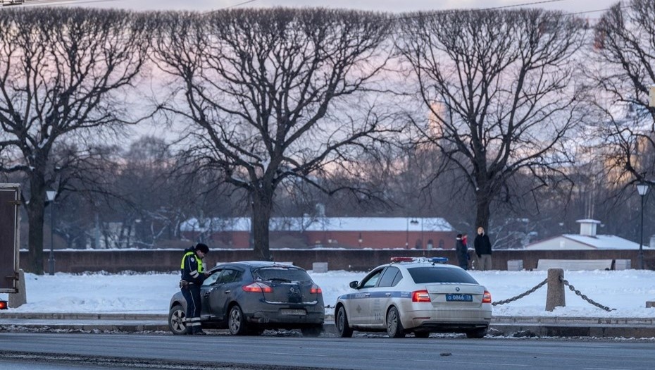    Две машины BMW отправили на спецстоянку после "лихой" поездки по Петербургу Автор фото: Тихонов Михаил