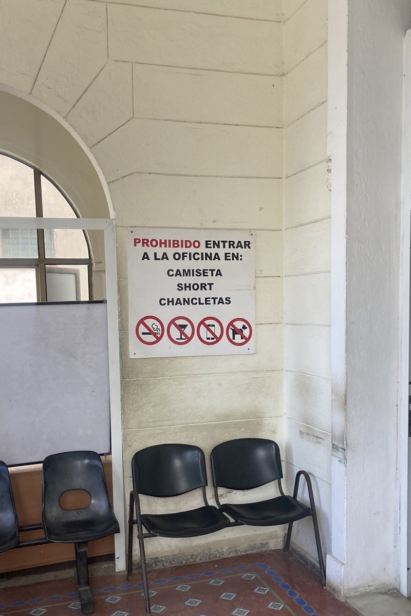 В миграсьон запрещено входить в шортах, майках и шлёпках. А ещё запрещено пить, курить, говорить по телефону и быть собакой