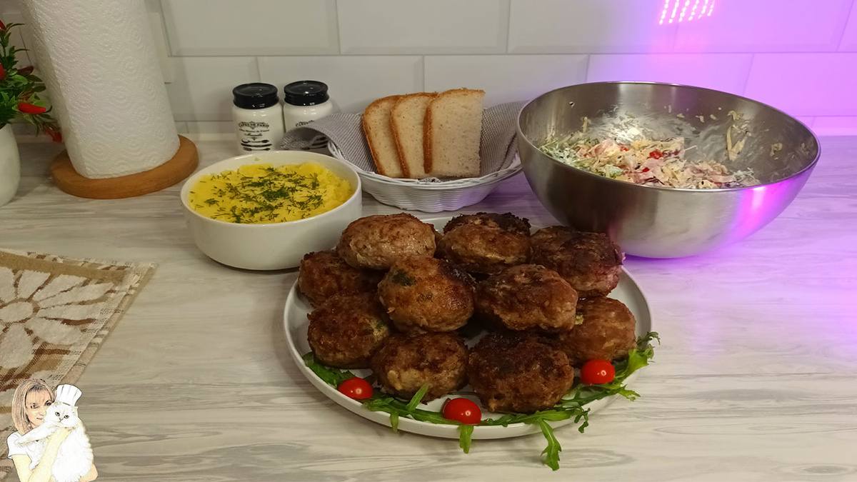  Ингредиенты:
• фарш (свинина + говядина) 1 кг.
• яйца: 1 шт.
• лук: 1 шт.
• панировочные сухари: 70 г.
• молоко: 70 мл.
• соль по вкусу
• смесь перецев
• имбирь порошок 6 г.
• мускатный орех: 6 г.
• чеснок: 5 зубчиков
• плавленый сыр: 200 г.
• мягкое сливочное масло: 100 г.
• укроп: 20 г.
• сладкая паприка: 5 г.
• мука: 300 г.
 Приготовление: