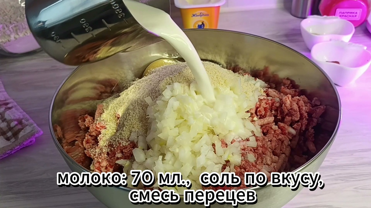 1. В фарш добавьте яйцо.
Мелко нарежьте лук и чеснок, добавьте в фарш.
Всыпьте панировочные сухари и влейте молоко.
Посолите, добавьте смесь перцев, имбирь, мускатный орех и сладкую паприку.