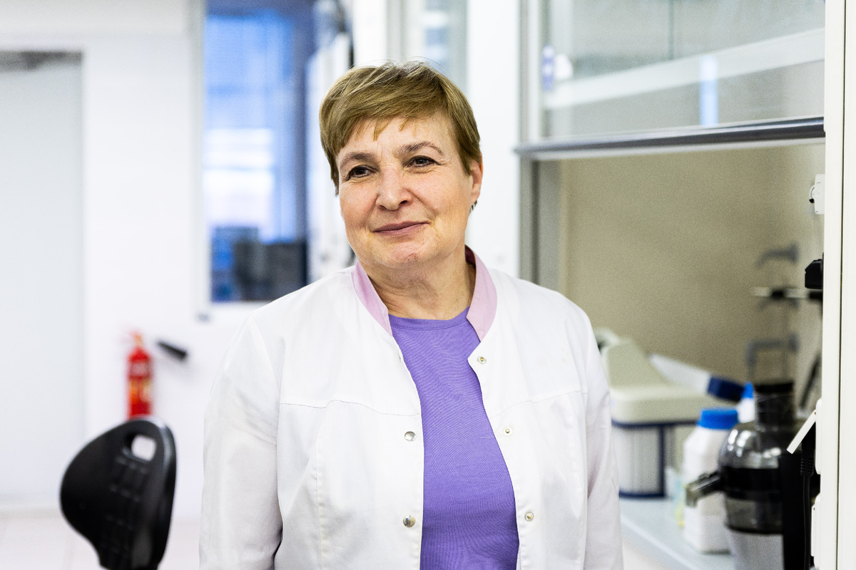 Ркуоводитель научной группы Елена Ковалёва рассказала, что в виноградных кожуре и косточках содержится большое количество полезных веществ. Фото: Родион Нарудинов.