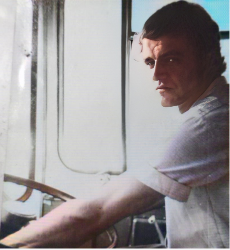 А ЭТО ОТМОРОЗОК КАКОЙ - ТО..  ЕЩЁ и ОРАЛ НА МЕНЯ!