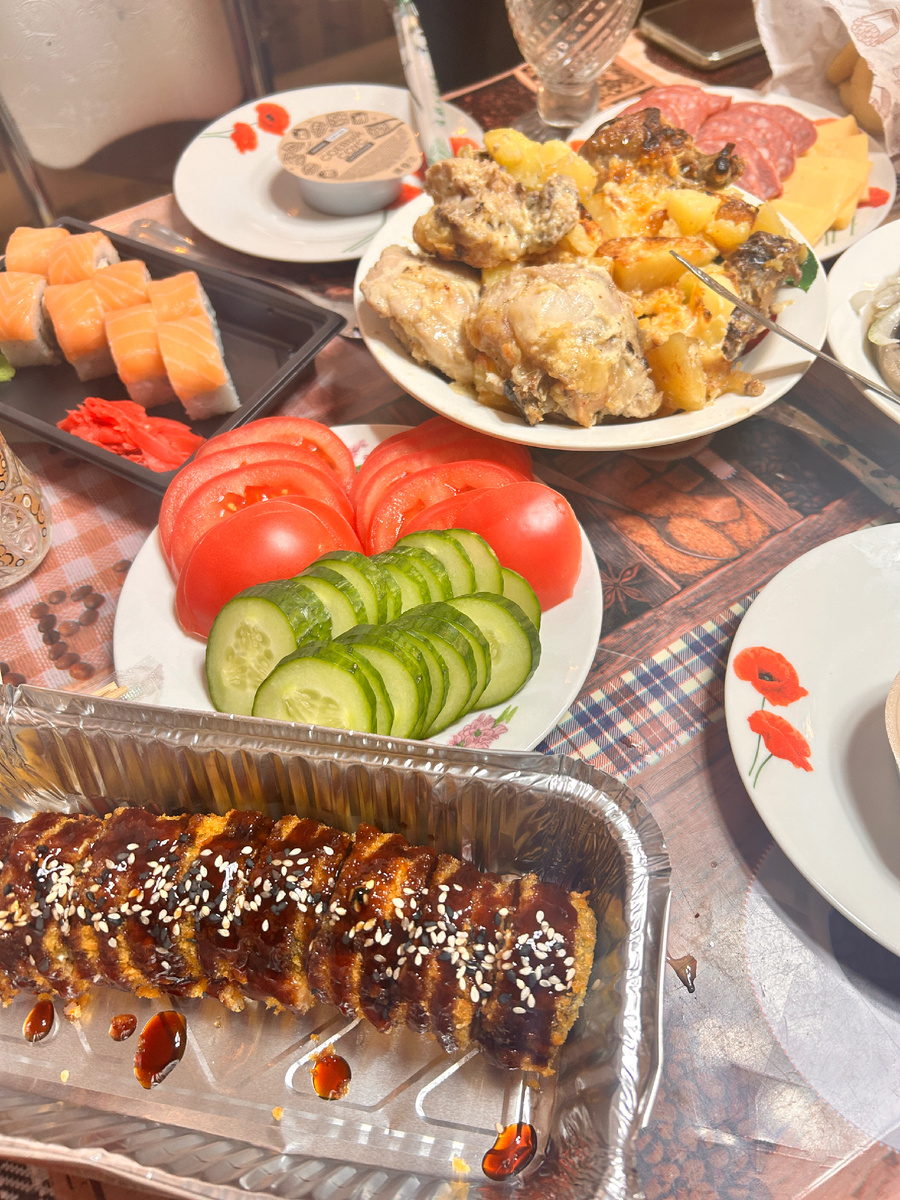 Наш с мамой скромненький стол