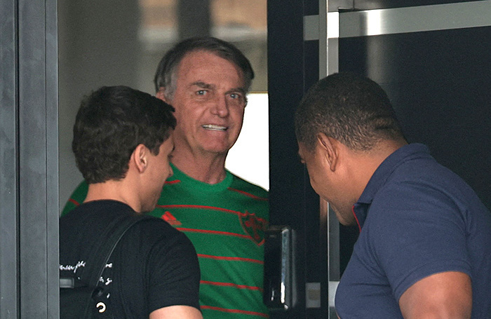     Жаир Болсонару в дверях своего дома во время домашнего ареста. Бразилиа, 21 ноября 2025 года.REUTERS/Mateus Bonomi