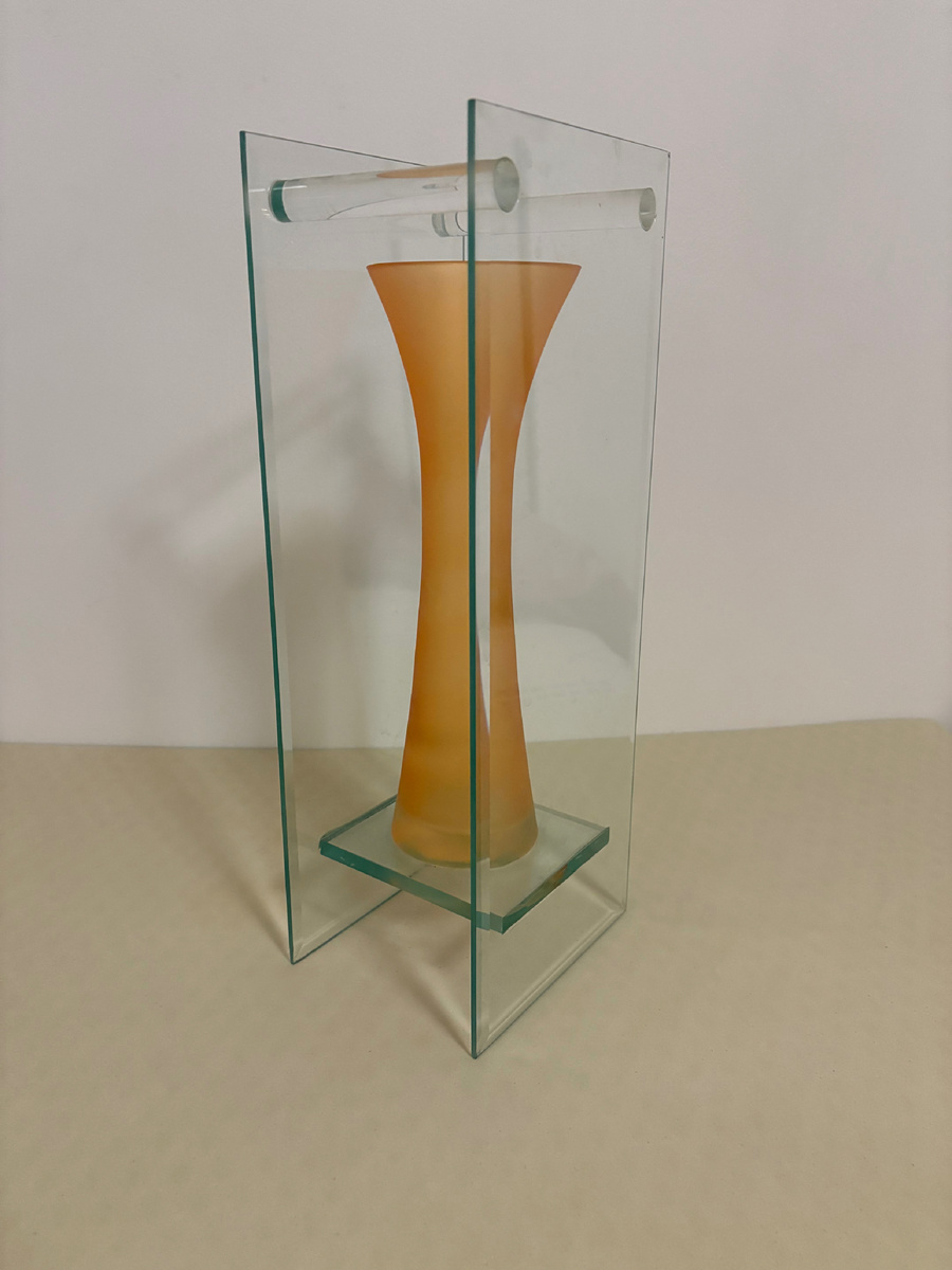 Ваза в стеклянной раме. 