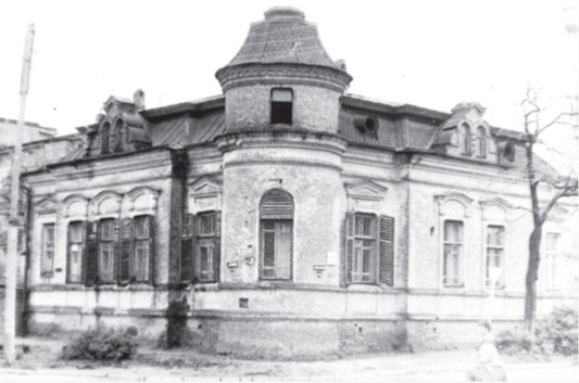 Особняк Каспаровых на улице Дзержинского. Материал из книги С.Н.Ктиторова «Объекты культурного наследия народов Кубани в исторической среде города Армавира». Источник: https://armavirtur.ru/blog/detail/zagadki-starogo-armavira-golos-ushedshikh-epokh-i-srazheniy/?ysclid=miaq30exqk263571033