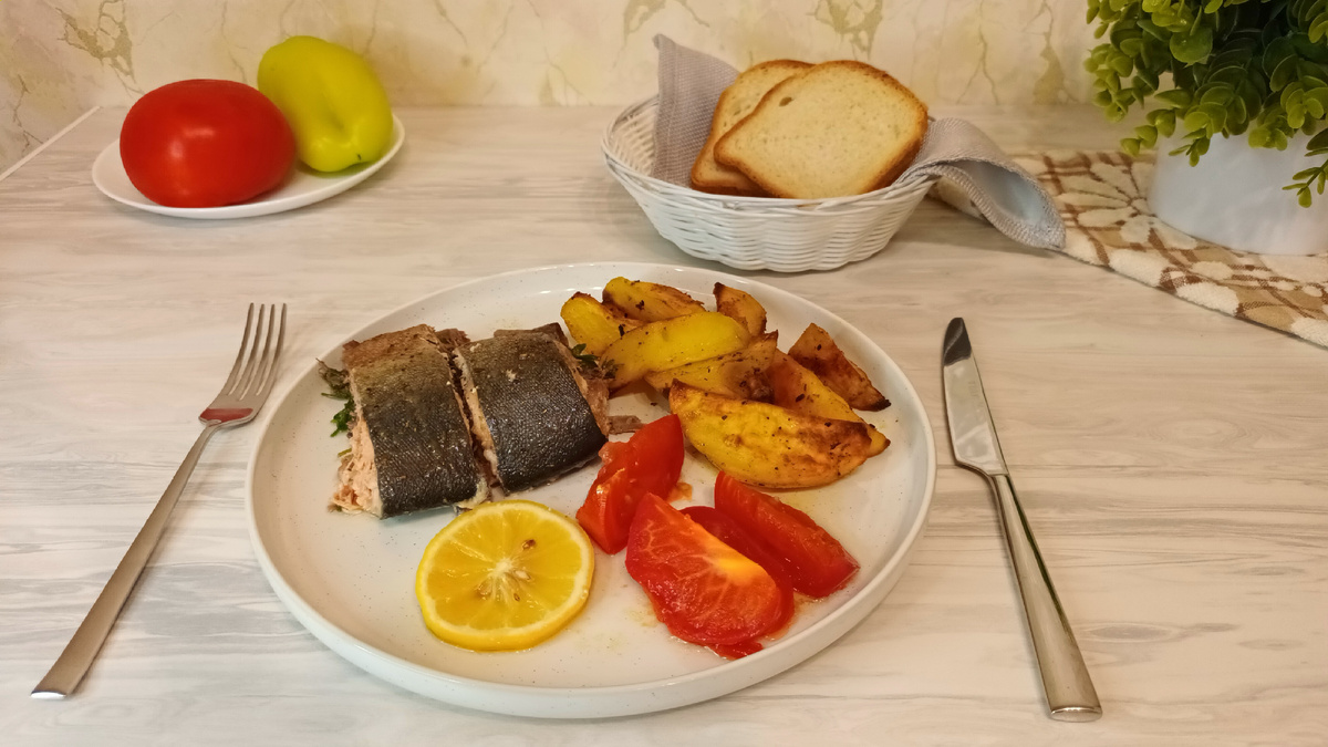 Хотите приготовить сочную и ароматную горбушу, которая буквально тает во рту?
Этот рецепт раскроет все секреты приготовления идеальной рыбы!


     Ингредиенты для рыбы:
-  горбуша: 2,2 кг.
-  растительное масло: 80 мл.
-  соль: 2 ч.л.
-  черный перец: 1 ч.л.
-  орегано и кориандр: по 1 ч.л.
-  лимонная кислота: 2 ч.л.
- лук репчатый: 2 шт. 
- лимон: 1 шт.
- петрушка
- помидор: 1шт.
- сливочное масло: 100 гр.


    Ингредиенты для гарнира:
• Картофель
• Паприка - 1 ч.л.
• Кориандр - 1/2 ч.л.
• Куркума - 1/2 ч.л.
• Черный перец - 1/2 ч.л.
• Базилик сухой - 1/2 ч.л.
• Масло растительное - 2 ст.л.
   Приготовление рыбы: