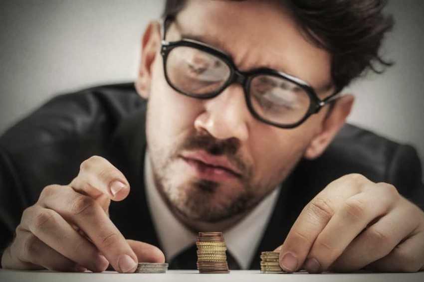 Интрига в том, что мужчина оказался необычным и его логика цепляет, даже если кажется странной.
