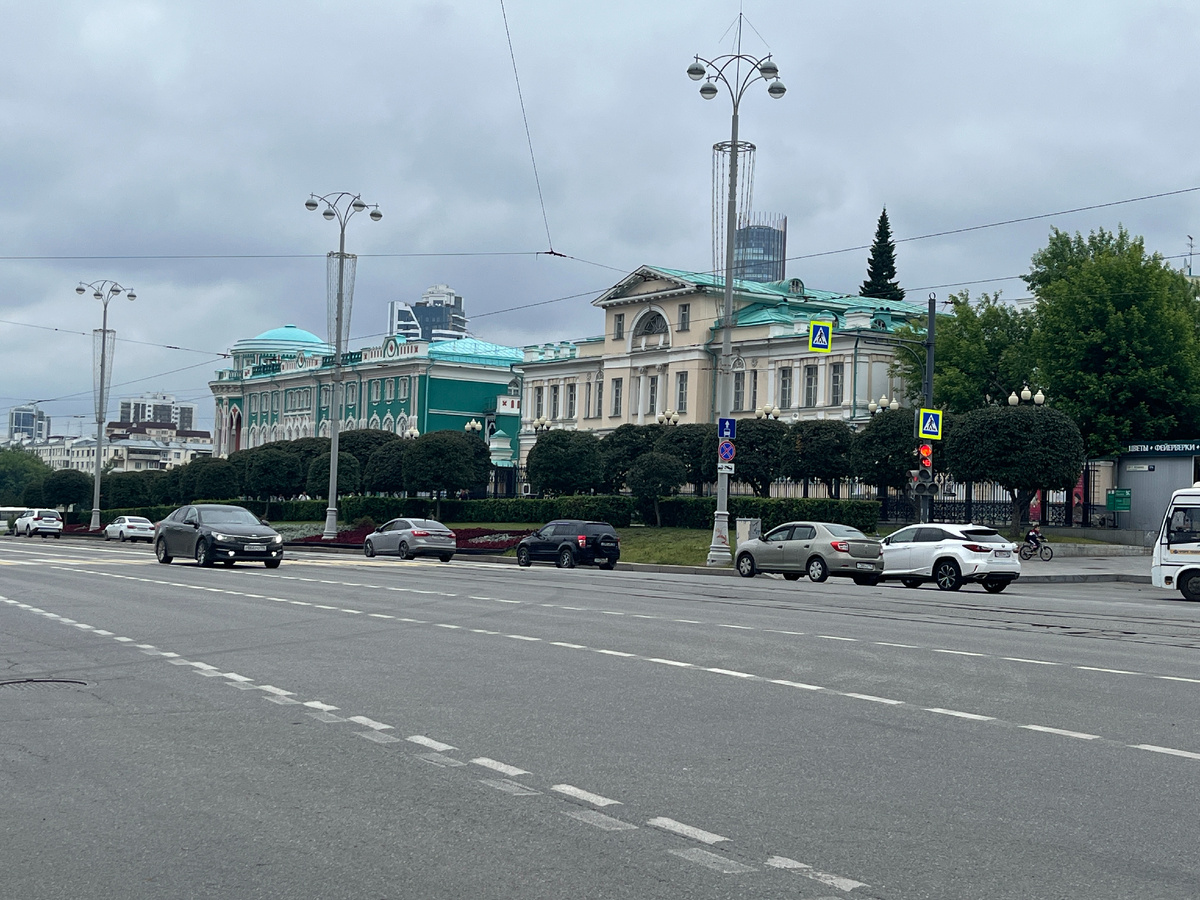 Вид на здание музея с противоположной стороны проспекта Ленина. Листайте 👉