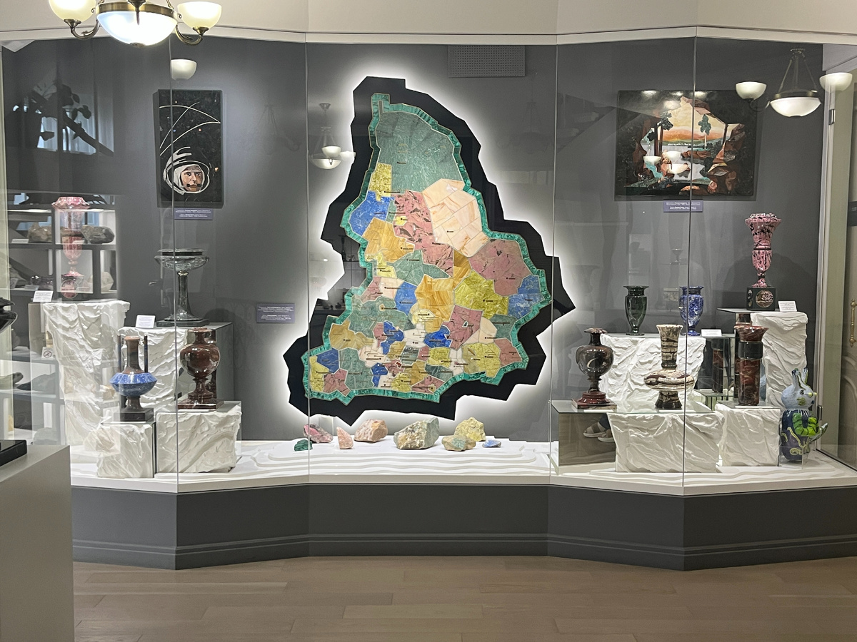 Пожалуй, самый узнаваемый экспонат этого музея - мозаичная карта Свердловской области.