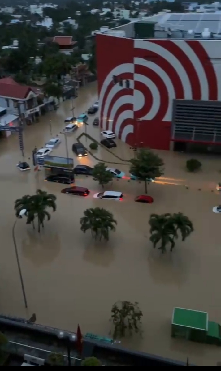 Нячанг. Супермаркет "GO!" во время наводнения 