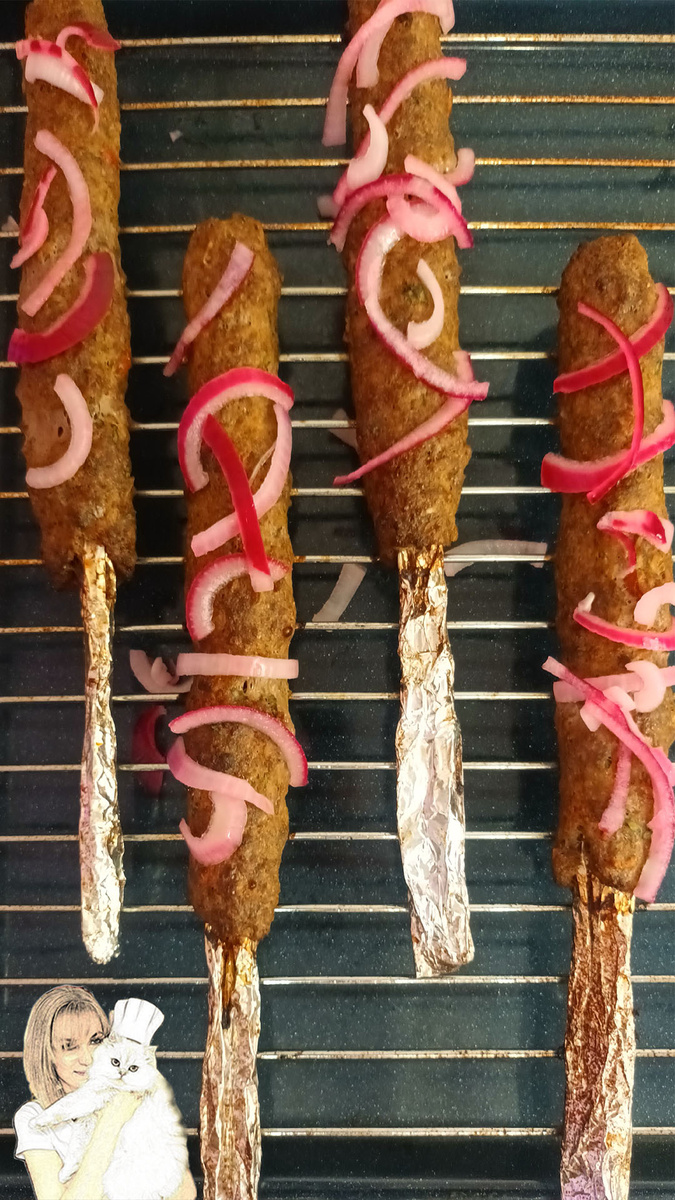 Ингредиенты на 5 порций:
• фарш - 700 гр.
• лук репчатый - 1 шт.
• помидор - 1 шт.
• укроп, петрушка - 30 гр.
• кориандр - 1 ч.л.
• красная сладкая паприка - 2 ч.л.
• яйцо - 1 шт.
• чеснок сухой - 1 ч.л.
• соль, перец
• лепёшки - 5 шт.
• соус сырно чесночный
• лук красный маринованный
• фольга, шпажки или палочки для суши.