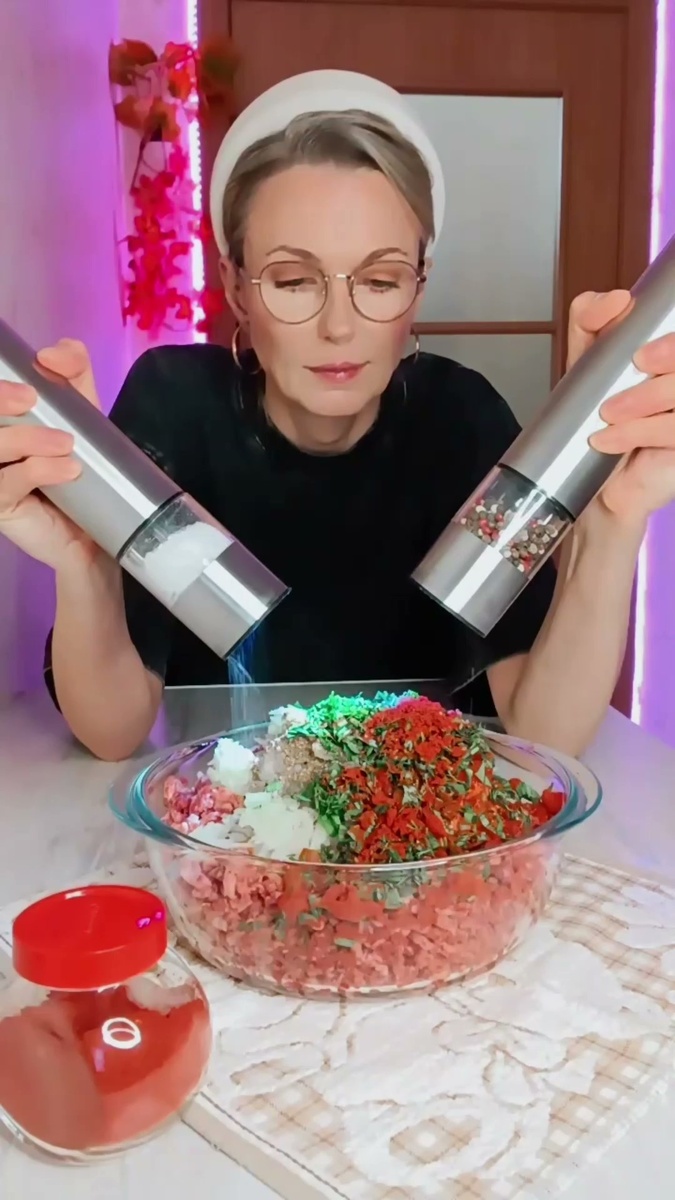 1. В фарш добавить мелко нарезанный помидор, измельчённый лук, зелень.
А также добавить соль, перец, кориандр, сухой чеснок, яйцо и 
немного красной паприки.
Всё перемешать и убрать в холодильник на один час. 