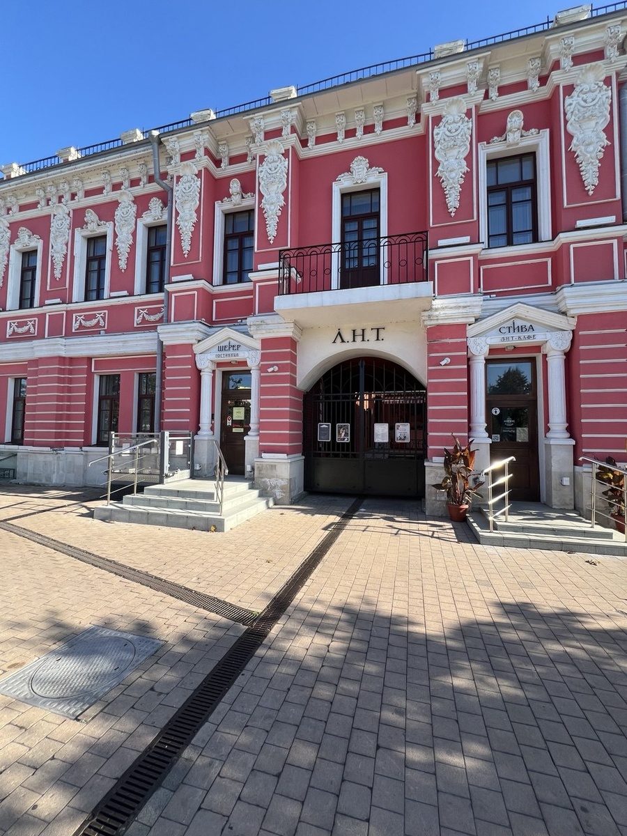 Потрясающей красоты здание Культурно-выставочного комплекса «Л. Н. Т. » в Туле. Фото из личного архива автора. 