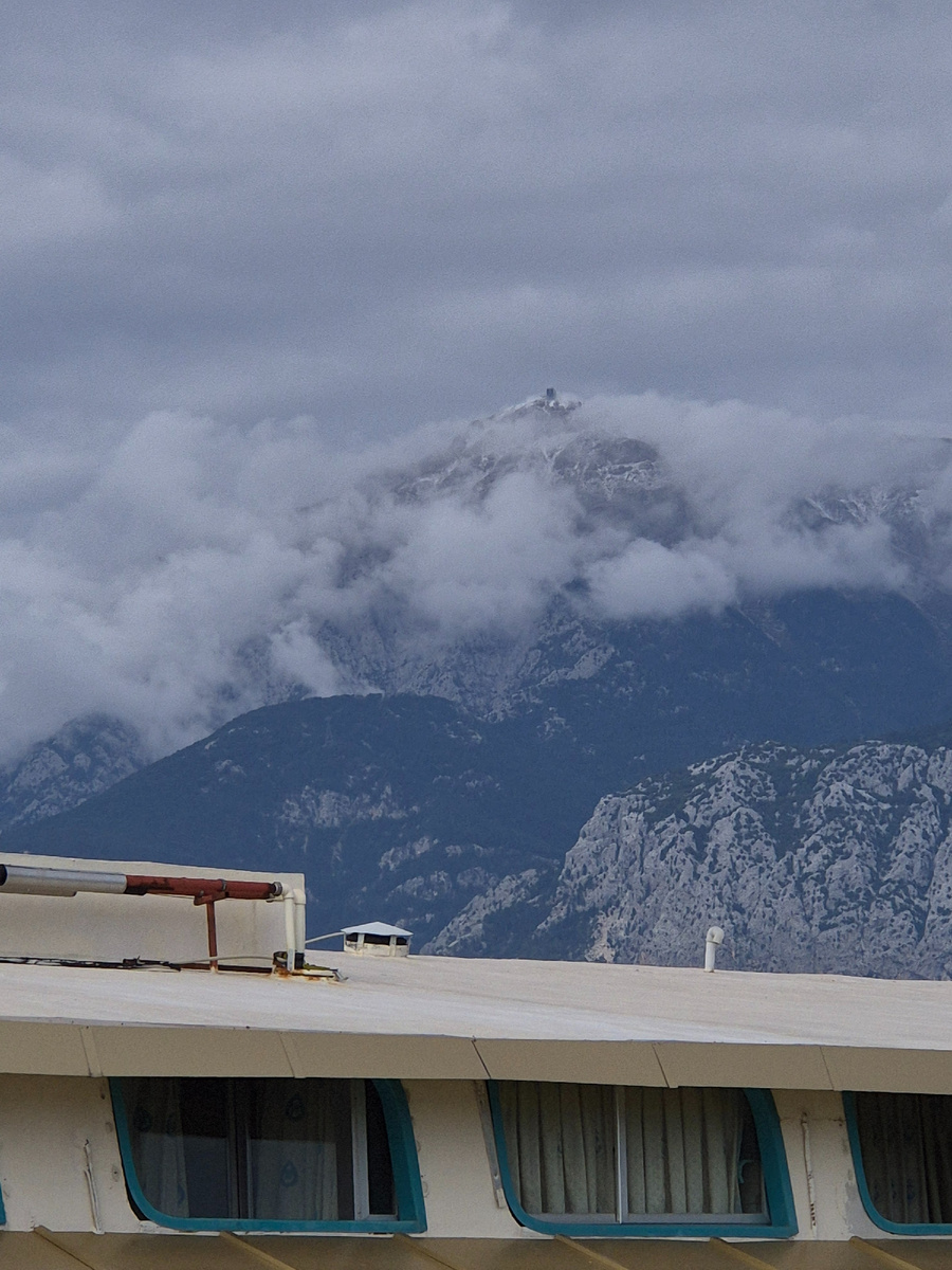 Вершину Тахталы видно с нашего балкона в отеле. Это приближение.