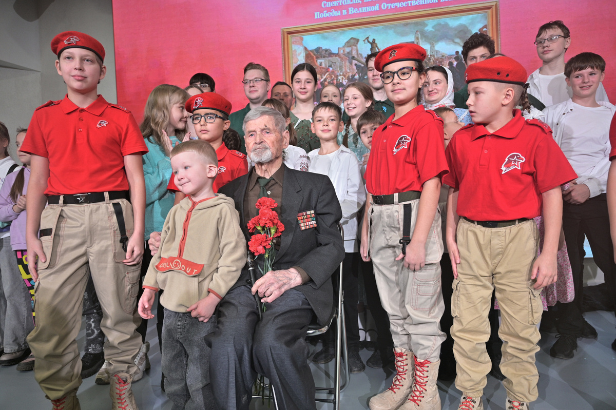 В молодёжном кластере «Салют» 16 ноября был представлен спектакль «С чего начинается Родина»