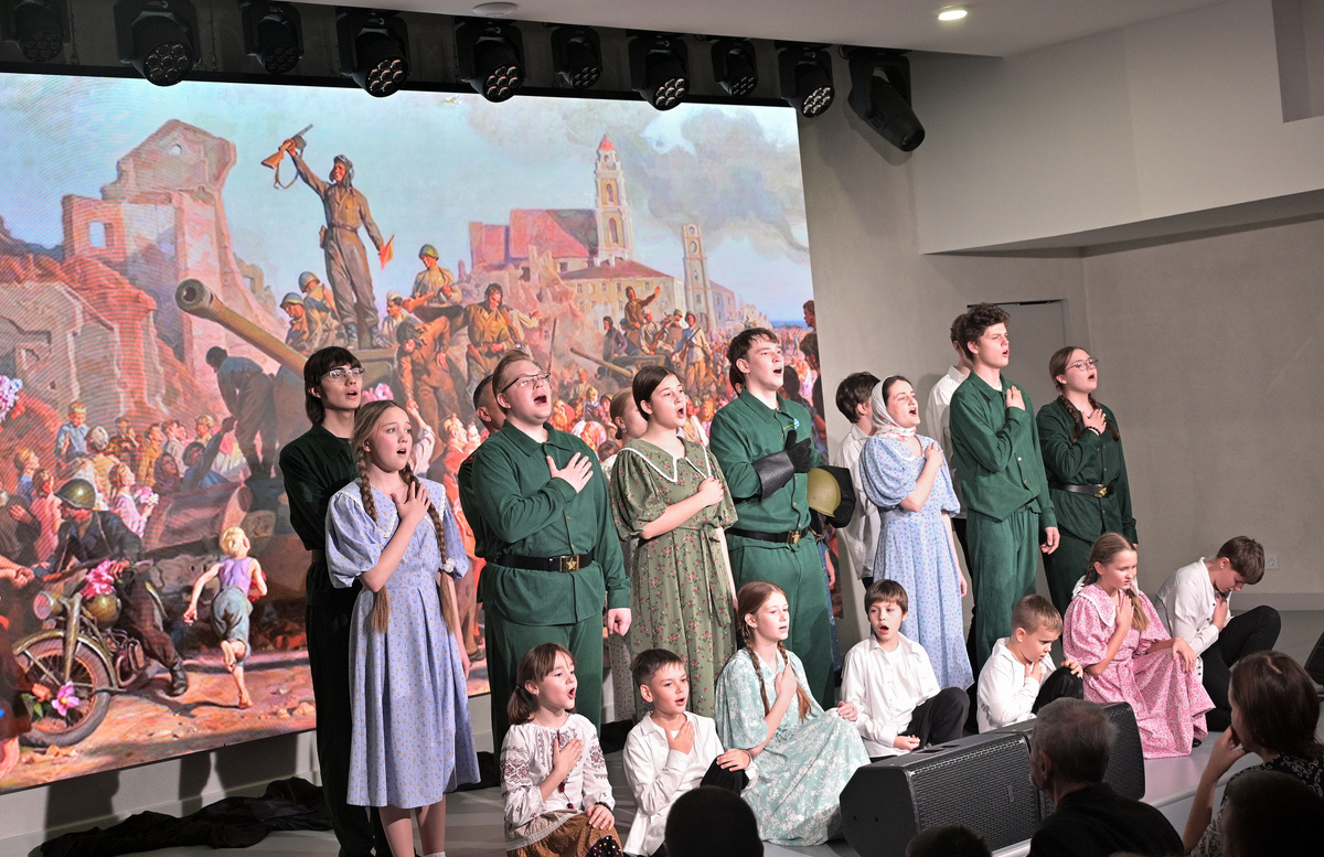 В молодёжном кластере «Салют» 16 ноября был представлен спектакль «С чего начинается Родина»