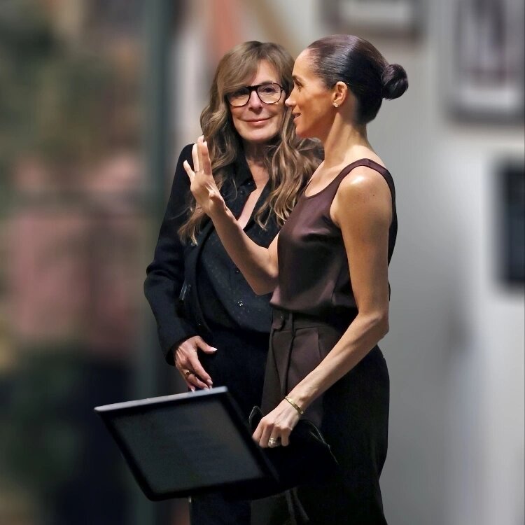 Меган Маркл и Виктория Джексон📷
