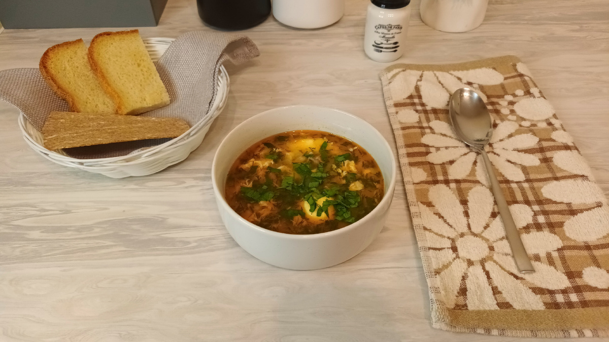 Ингредиенты на кастрюлю 2,5 л. :
- окорочок куриный: 1 шт.
- яйцо куриное: 8 шт.
- масло растительное: 50 г.
- сахарная пудра: 1 ч.л.
- мука: 2 ст.л.
- лук: 1 шт.
- красная паприка: 2 ч.л.
- уксус столовый 9% : 1 ст.л.
- перец черный молотый
- лавровый лист
- укроп, петрушка
- соль
- сметана для подачи