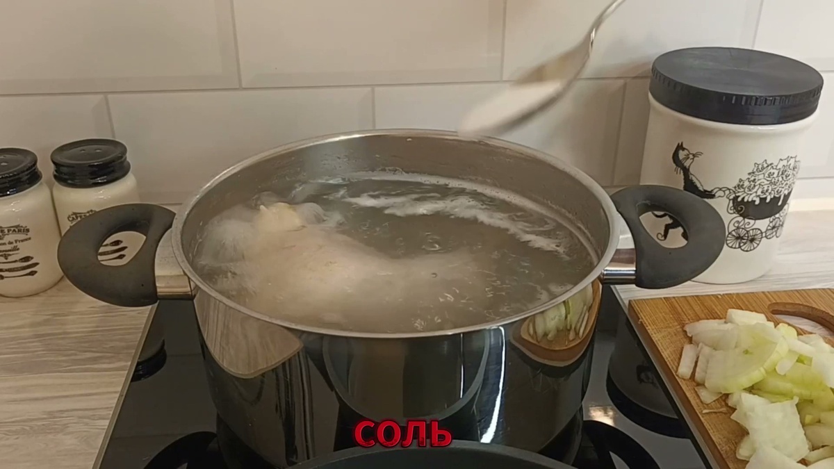 1. Варю бульон из куриного окорочка в подсолёной воде 30 минут.