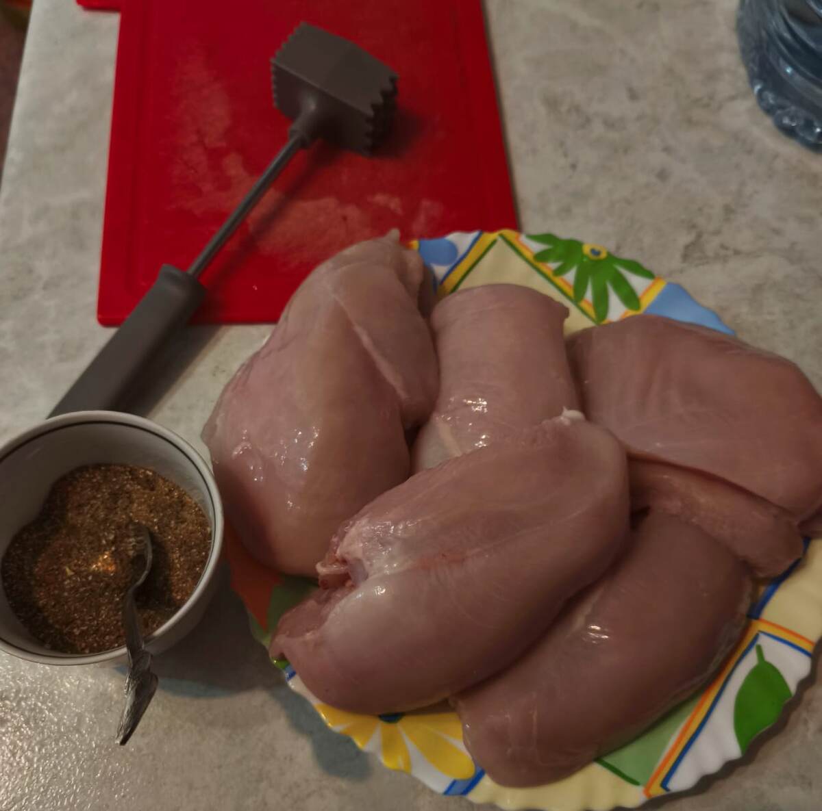 Куриные грудки, кулинарный молоток, специи - начинаем готовить отбивные.