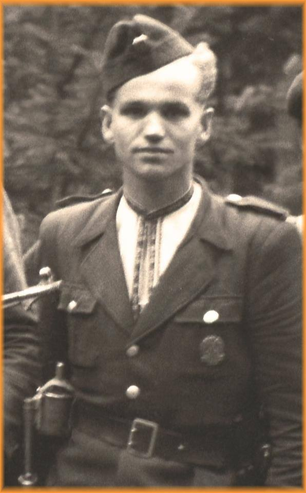 Неизвестный бандеровец позирует в кителе.