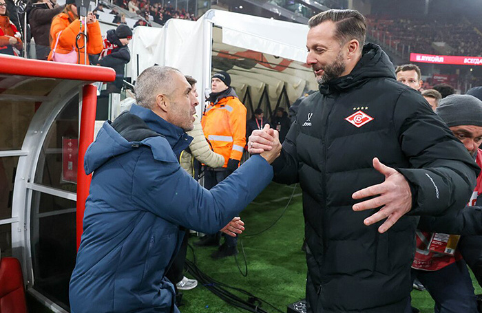    Главный тренер ЦСКА Фабио Челестини и ИО главного тренера «Спартака» Вадим Романов (слева направо) во время матча.Ярослав Чингаев/АГН «Москва»