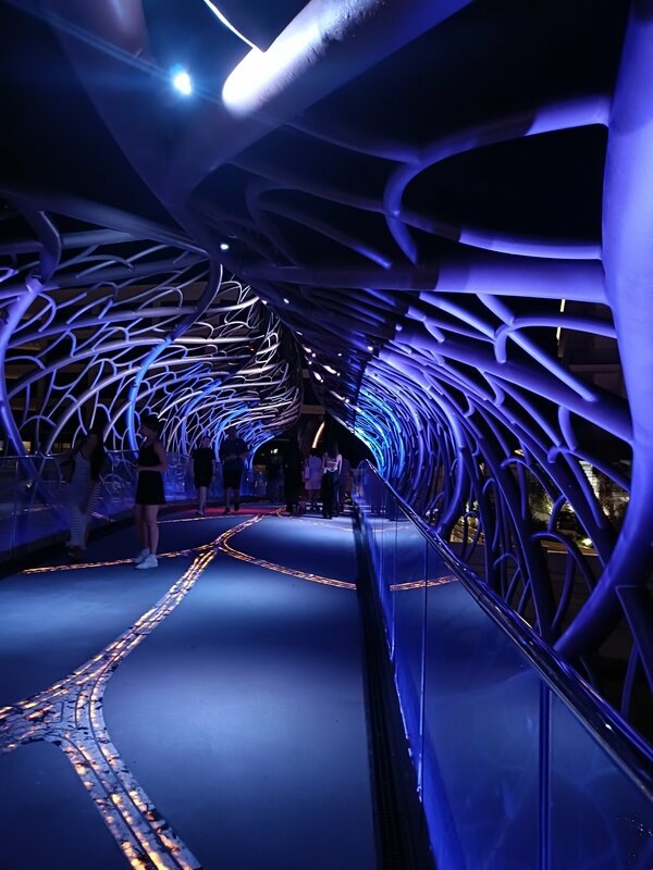 Изумительная игра фиолетового цвета на металле и камне 