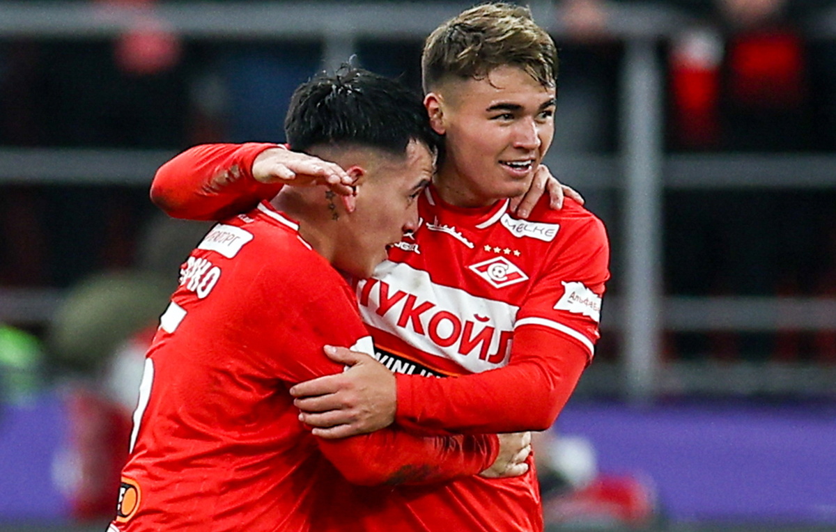    Полузащитник "Спартака" Эсекьель Барко и нападающий Манфред Угальде  Александр Щербак/ТАСС